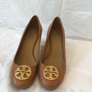 Tory Burch Wedges - Tan w/ Gold